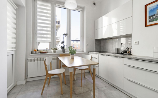 Apartament w modernistycznej kamienicy z windą