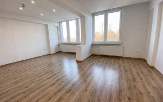 w pobliżu DTŚ i A4 | parking | na granicy Katowic
