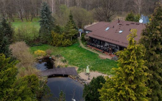 Dom blisko lasu z zadbaną i dużą działką