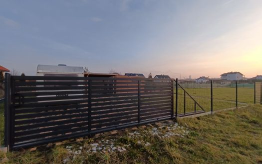 Ogrodzona*Wydane WZ*Podjazd z kostki brukowej*Prąd